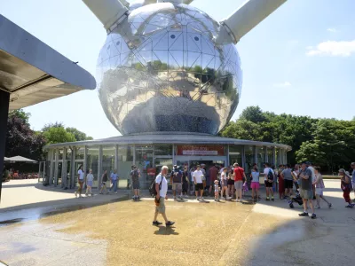 Belgija, Bruselj.Turisti poskusajo najti senco med vrocinskim valom 1. julija 2025 v Bruslju v Belgiji.Atomium, ki so ga inzenir Andre Waterkeyn ter arhitekta Andre in Jean Polak zasnovali za svetovno razstavo v Bruslju leta 1958, bo moral zapreti svoja vrata, saj bodo zaradi konstrukcije iz nerjavecega jekla v naslednjih dneh v notranjosti vladale izjemno visoke temperature.