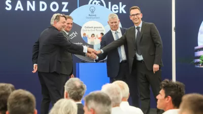 - Robert Golob, Predsednik RS,- Richard Saynor, izvr&scaron;ni direktor Sandoz,- Glenn A. Gerecke, direktor proizvodnje Sandoz,- Gregor Makuc, glavni izvr&scaron;ni direktor Leka,- 01.07.2025. - Simbolična položitev temeljnega kamna za 400-milijonsko naložbo družbe Lek Sandoz v obrat za proizvodnjo podobnih biolo&scaron;kih zdravil.//FOTO: Bojan Velikonja