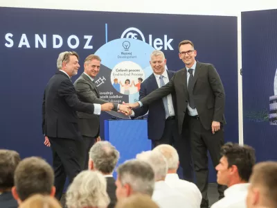 - Robert Golob, Predsednik RS,- Richard Saynor, izvr&scaron;ni direktor Sandoz,- Glenn A. Gerecke, direktor proizvodnje Sandoz,- Gregor Makuc, glavni izvr&scaron;ni direktor Leka,- 01.07.2025. - Simbolična položitev temeljnega kamna za 400-milijonsko naložbo družbe Lek Sandoz v obrat za proizvodnjo podobnih biolo&scaron;kih zdravil.//FOTO: Bojan Velikonja