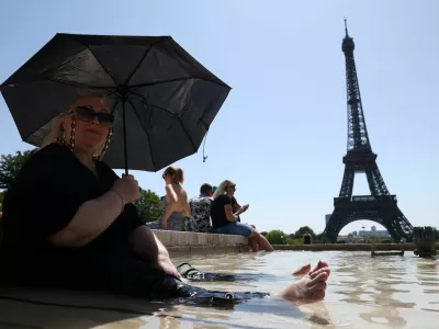 Svetlana from Russia cools off in the Trocadero Fountain next to the Eiffel Tower as an early summer heatwave hits Paris, France, July 1, 2025. REUTERS/Tom Nicholson