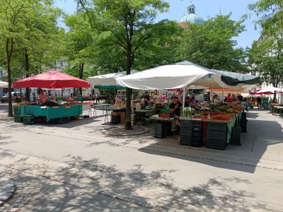 Če&scaron;nje, ljubljanska tržnica, sadje, branjevec, branjevka.