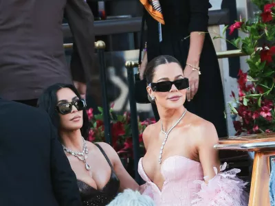 Khloe Kardashian (desno) je bila v družbi sestre Kim tudi gostja na nedavni poroki Jeffa Bezosa in Lauren Sanchez v Benetkah. F DPA