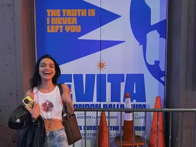 Rachel Zegler s petjem množice privablja tudi na ulico pred gledali&scaron;čem. F instagram