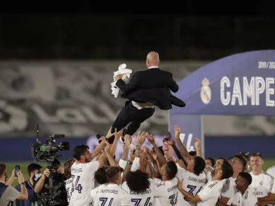 Real Madrid's players throw on the air their head coach Zinedine Zidane, as they celebrate after winning the Spanish La Liga 2019-2020 following a soccer match between Real Madrid and Villareal at the Alfredo di Stefano stadium in Madrid, Spain, Thursday, July 16, 2020. (AP Photo/Bernat Armangue) / Foto: Bernat Armangue