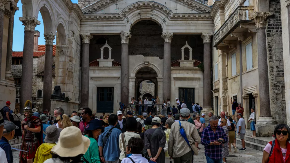 - Trg pred Dioklecijanovo palačo v Splitu.- Turizem, turisti, množični turizem,- Hrva&scaron;ka,- 27.05.2025. - Reportaža o Jadranski magistrali ob 60. obletnici izgradnje in 70. obletnici začetka gradnje.- Jadranska magistrala, cesta, hrva&scaron;ka obala.OPOMBA: ZA OBJAVO V OBJEKTIVU!//FOTO: Bojan Velikonja