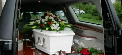 closeup shot of a colorful casket in a hearse or chapel before funeral or burial at cemetery / Foto: Greenapplenz
