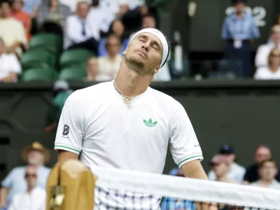 01 July 2025, United Kingdom, London: German tennis player Alexander Zverev reacts during his Men's Singles first round match against France's Arthur Rinderknech on day two of the 2025 Wimbledon Championships at the All England Lawn Tennis and Croquet Club. Photo: Frank Molter/dpa