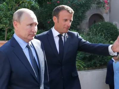 FILED - 19 August 2019, France, Var: French President Emmanuel Macron (R) receives Russian President Vladimir Putin at the Fort de Bregancon. Photo: -/Kremlin/dpa - ATTENTION: editorial use only and only if the credit mentioned above is referenced in full