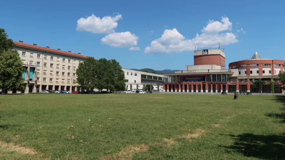 Nevidno sijoče mesto, Nova Gorica, travnik pred mestno občino / Foto: Nata&scaron;a Bucik Ozebek