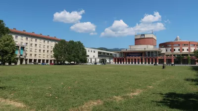 Nevidno sijoče mesto, Nova Gorica, travnik pred mestno občino / Foto: Nata&scaron;a Bucik Ozebek