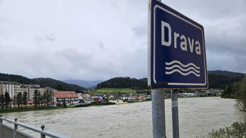 Vuzenica, ob reki Dravi.V Vuzenici so sprozili opozorilno sireno zaradi narascanja reke Drave.Narasla reka Drava.