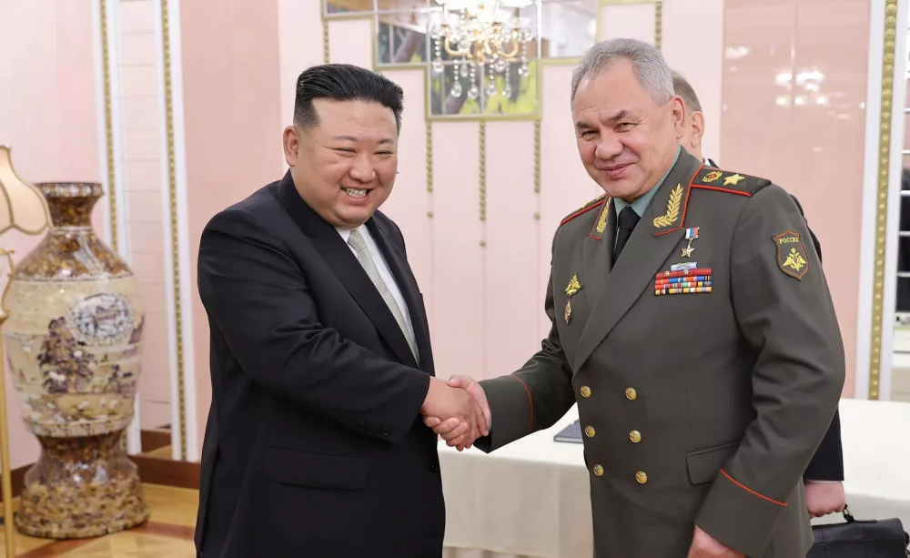 HANDOUT - 26 July 2023, North Korea, Pyongyang: A photo released by the North Korean state news agency (KCNA) on 27 July 2023 shows North Korean leader Kim Jong-un (L) meeting with Russian Defence Minister Sergey Shoigu at the headquarters of the Central Committee of the Workers' Party in Pyongyang. Photo: -/KCNA/KNS/dpa - ACHTUNG: Nur zur redaktionellen Verwendung und nur mit vollst&auml;ndiger Nennung des vorstehenden Credits