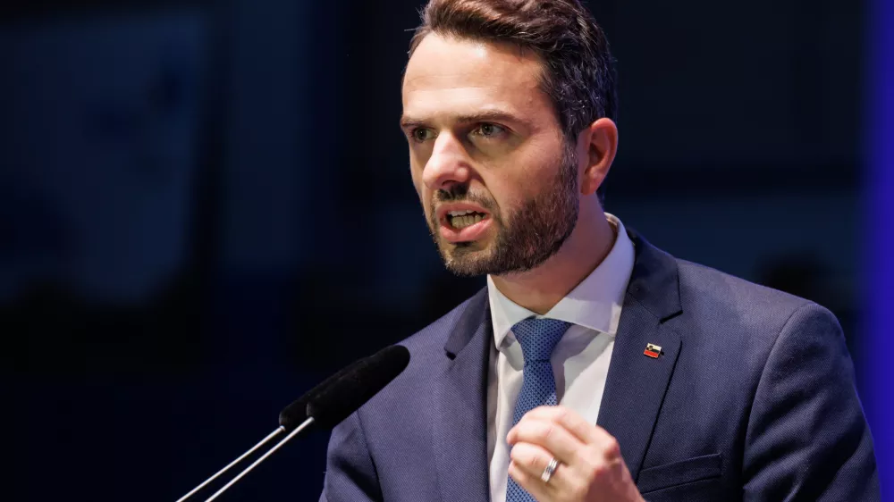 Skofja Loka, Sportna dvorana Trata.Kongres NSi.Kongres NSi je danes dosedanjemu predsedniku Mateju Toninu z 235 glasovi za podelil se en dvoletni mandat na celu NSi. 