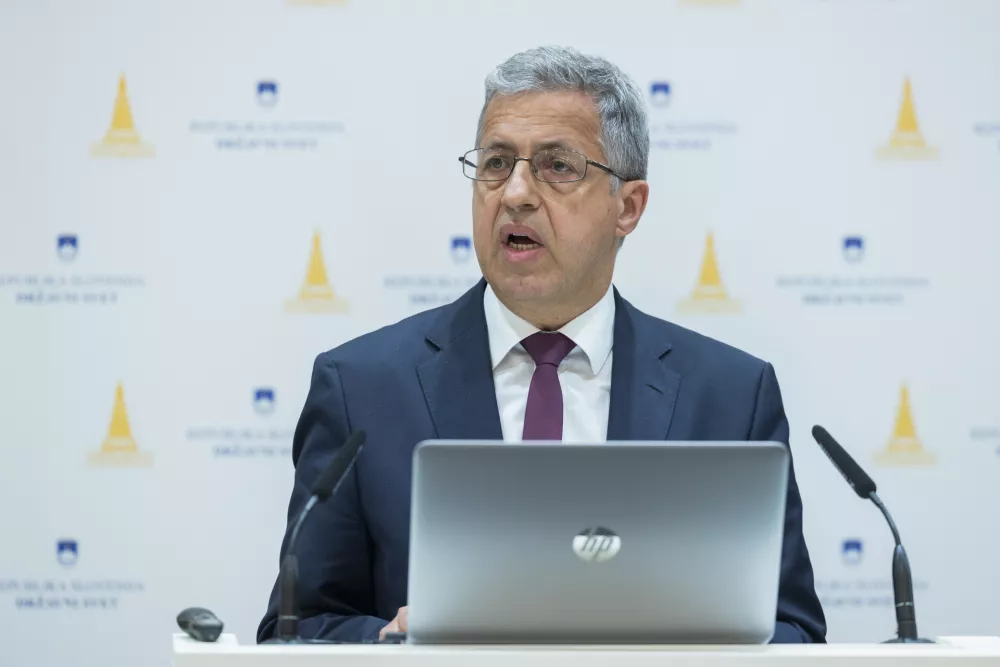 Ljubljana, Drzavni svet.Posvet z naslovom Financna avtonomija slovenske lokalne samouprave, ki je potekal v organizaciji DS, Zdruzenja obcin Slovenije, Skupnosti obcin Slovenije in Zdruzenja mestnih obcin Slovenije.Predstavnik poslanske skupine NSi Janez Zakelj.