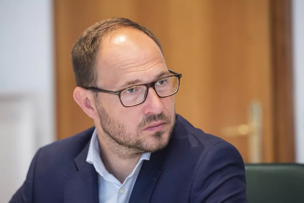 Ljubljana, Ministrstvo za okolje in prostor.Podpis pisma o nameri za vzpostavitev Gospodarskega logisticnega sredisca Feniks v Posavju.Minister za infrastrukturo Jernej Vrtovec.