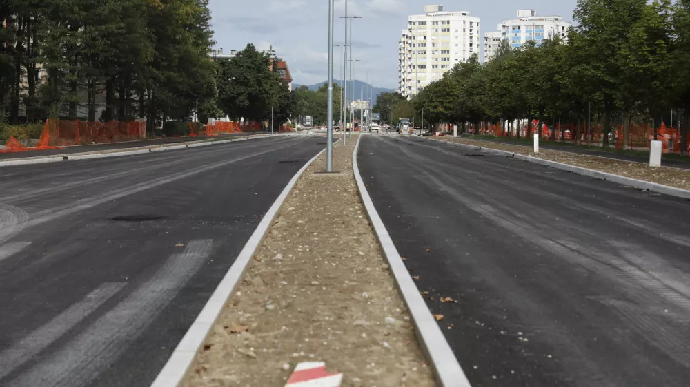 Gradbi&scaron;če Linhartova19.08.2024 - gradbi&scaron;če - do predvidoma 2. septembra bo v sklopu celovite rekonstrukcije Linhartove ceste v Ljubljani poleg že obstoječe popolne zapore te mestne prometnice med križi&scaron;čema z Vojkovo in Železno cestoFOTO: Luka Cjuha