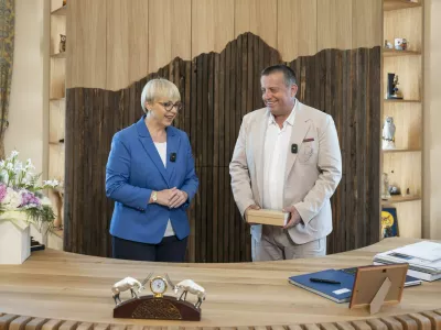 Joc Pečečnik predsednici republike NAta&scaron;i Pirc Musar predal "v začasno uporabo" unikatno leseno mizo 