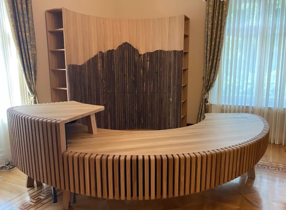 Lesena miza, ki jo je predsednici republike Nata&scaron;i Pirc Musar v "začasno uporabo" predal Joc Pečečnik