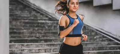 Young caucasian woman runner jogging on the stairs in sporty outfit outdoors / Foto: Inside Creative House