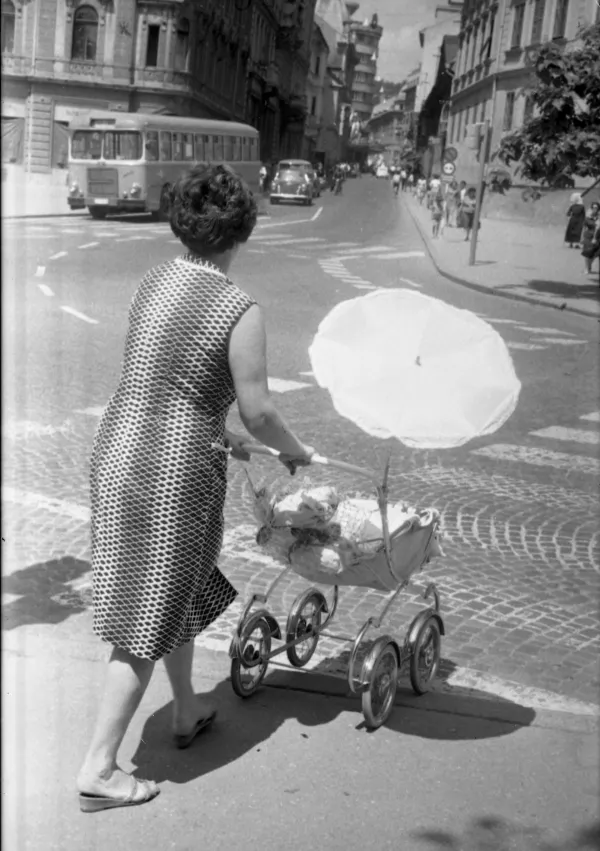 Sprehod po Ljubljani&nbsp;/ Foto: Marjan Ciglič, hrani Muzej novej&scaron;e in sodobne zgodovine Slovenije