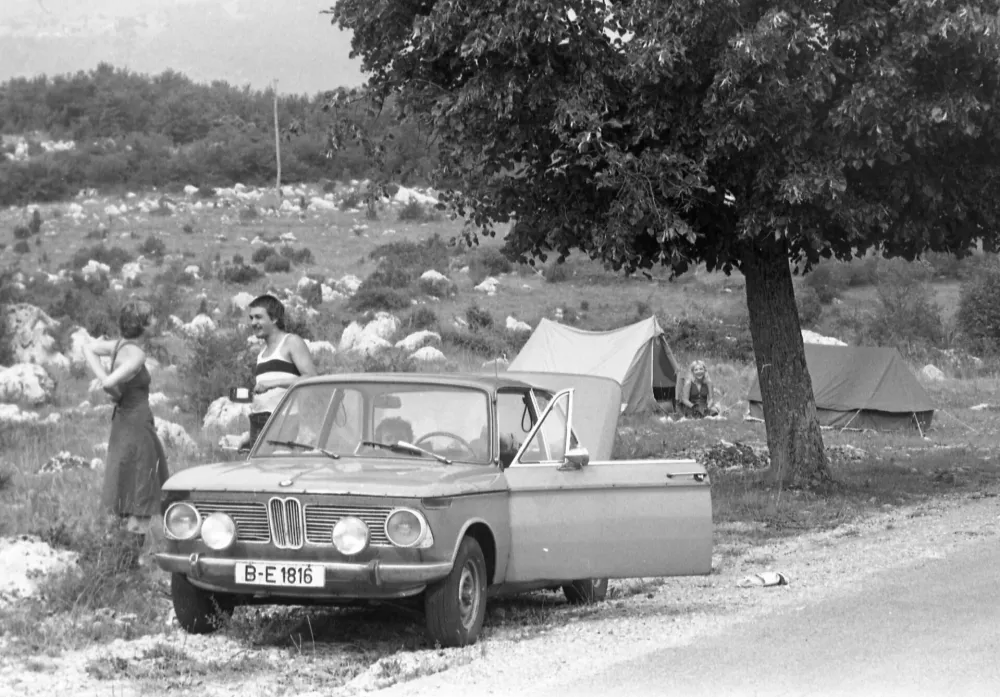 Kampiranje v divjini&nbsp;/ Foto: Marjan Ciglič, hrani Muzej novej&scaron;e in sodobne zgodovine Slovenije