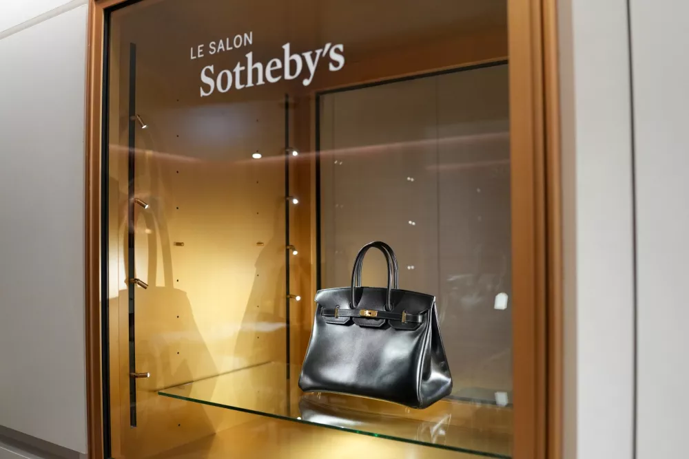 Prvo, originalno torbico Hermes Birkin, so prodali za rekordnih 8,6 milijona evrov. / Foto: Getty Images