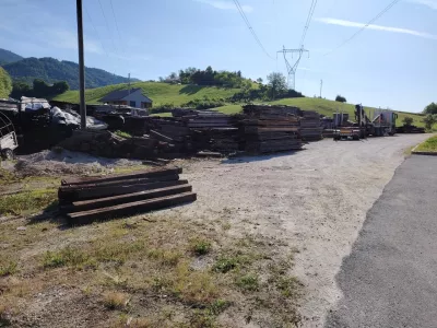 Na tem parkiri&scaron;ču v Spodnjih Negonjah v občini Roga&scaron;ka Slatina je v začetku junija stric ustrelil svojega nečaka. Foto Mojca Marot / Foto: Mojca Marot