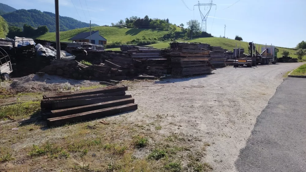 Na tem parkiri&scaron;ču v Spodnjih Negonjah v občini Roga&scaron;ka Slatina je v začetku junija stric ustrelil svojega nečaka. Foto Mojca Marot / Foto: Mojca Marot