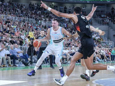 Luka Dončić je že na prvi pripravljalni tekmi v Stožicah navdu&scaron;il z nekaj potezami, pa tudi s svojo novo podobo. / Foto: Jaka Gasar