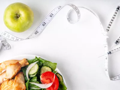 Weight loss injection. Insulin resistance, diabetes, slimming healthy eating. Injections with hormones doses syringes, with measuring tape, dumbbells, balanced plate salad and meat and apple / Foto: Rimma_bondarenko