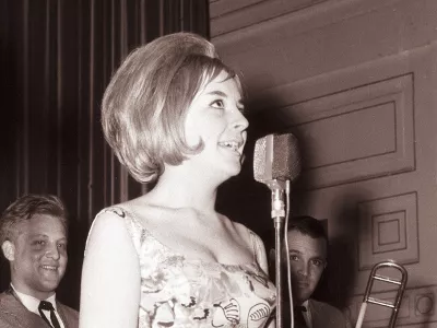 14. januar 1961, MariborPartizanska cesta v Mariboru v soboto zvečer. Kača ljudi se že pred 20. uro vije proti vhodnim vratom kina. Imate / Foto: Jože Gal/ Wikipedia 