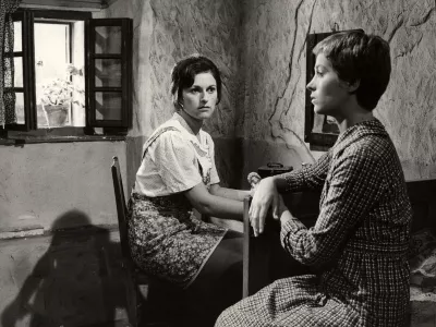 Povest o dobrih ljudeh. Majda Grbac in Olga Kacjan. / Foto: zbirka Slovenske Kinoteke