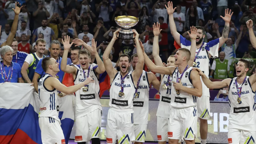 Slovenia's Goran Dragic, center, lifts the trophy after defeating Serbia in the Eurobasket European Basketball Championship final match in Istanbul, Sunday, Sept. 17. 2017. (AP Photo/Thanassis Stavrakis) / Foto: Thanassis Stavrakis