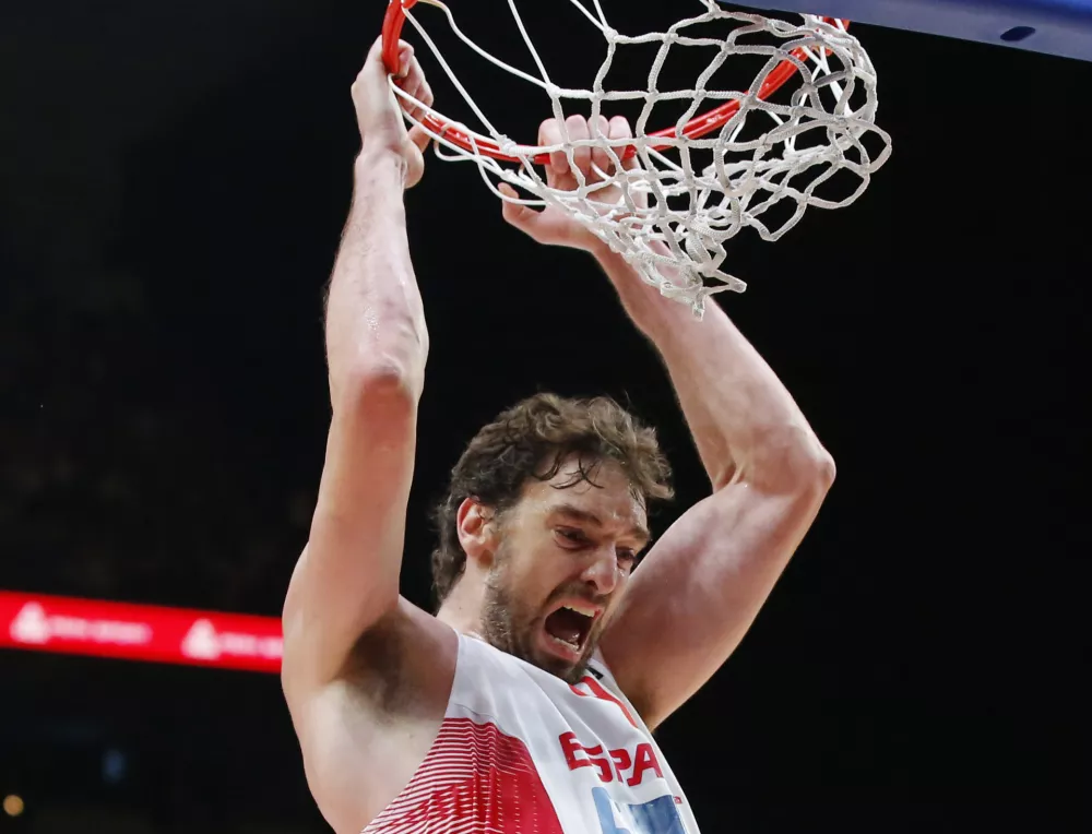 Spain's Pau Gasol, celebrates after dunking the winning basket during the EuroBasket European Basketball Championship semifinal match, between France and Spain, at Pierre Mauroy stadium in Lille, northern France, Thursday, Sept. 17, 2015. Spain won 80-75. (AP Photo/Michel Euler) / Foto: Michel Euler