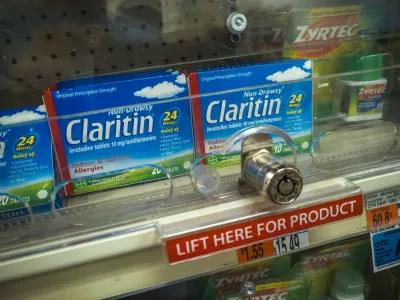 Ne le zdravila brez recepta, tudi vse več vsakdanjih izdelkov je pod ključem trgovin verige CVS. / Foto: Richard B. Levine via Profimedia