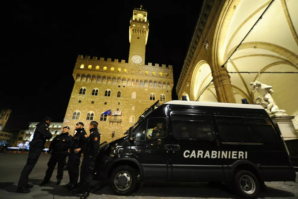Florence, Italy - December 15 2021: The monuments of the historic center presided over by the Carabinieri: Palazzo Vecchio and the Loggia dei Lanzi in Piazza della Signoria. / Foto: Giacomo Morini