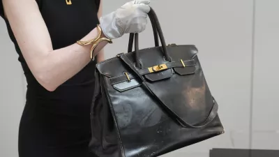Prvo, originalno torbico znamke Herm&egrave;s Birkin so prodali za rekordnih 8,6 milijona evrov. / Foto: AP