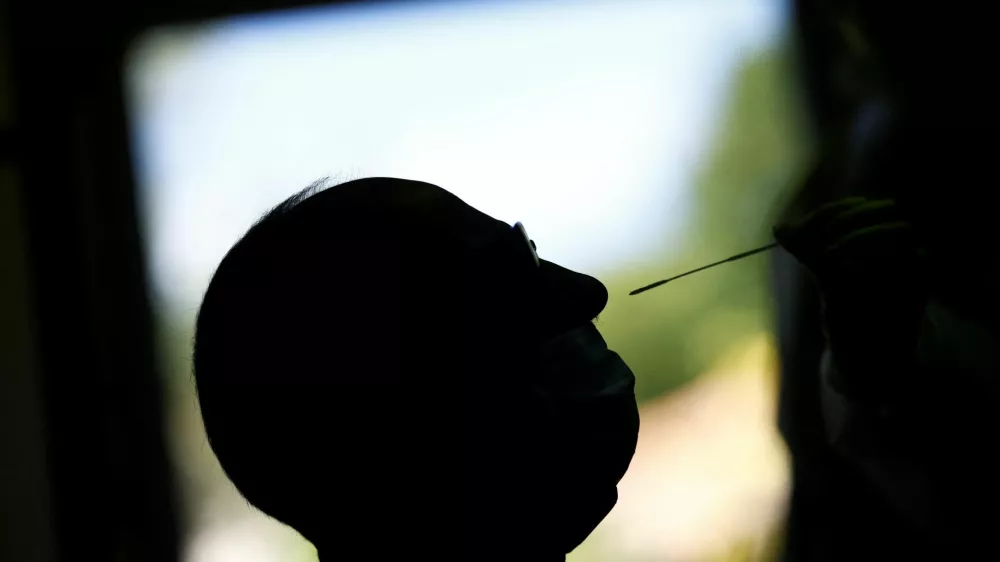 Veliko ljudi se danes ob znakih morebitne&nbsp;okužbe&nbsp;z virusom covida-19 niti ne testira.&nbsp;/ Foto: Reuters