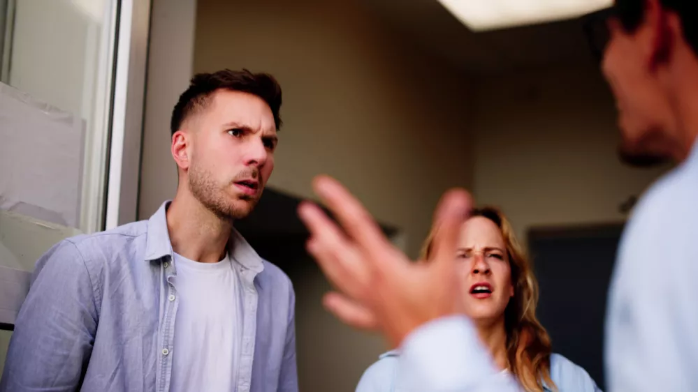 Če gre za posamezne izpade, ki ne vključujejo groženj s telesno po&scaron;kodbo, je ukrep lahko prijava stanovanjski in&scaron;pekciji ali obvestilo upravniku. / Foto: iStock