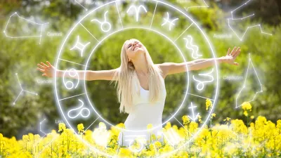 Smiling Relaxed Young Woman Amid With Flowers In Field / Foto: Andreypopov