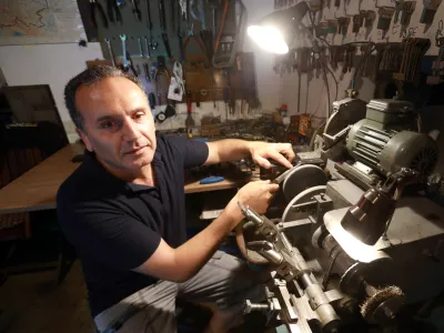 Armenec, ki popravlja kolesa in brusi nože: &raquo;V Ljubljani mi je zelo v&scaron;eč, mirna je&laquo;