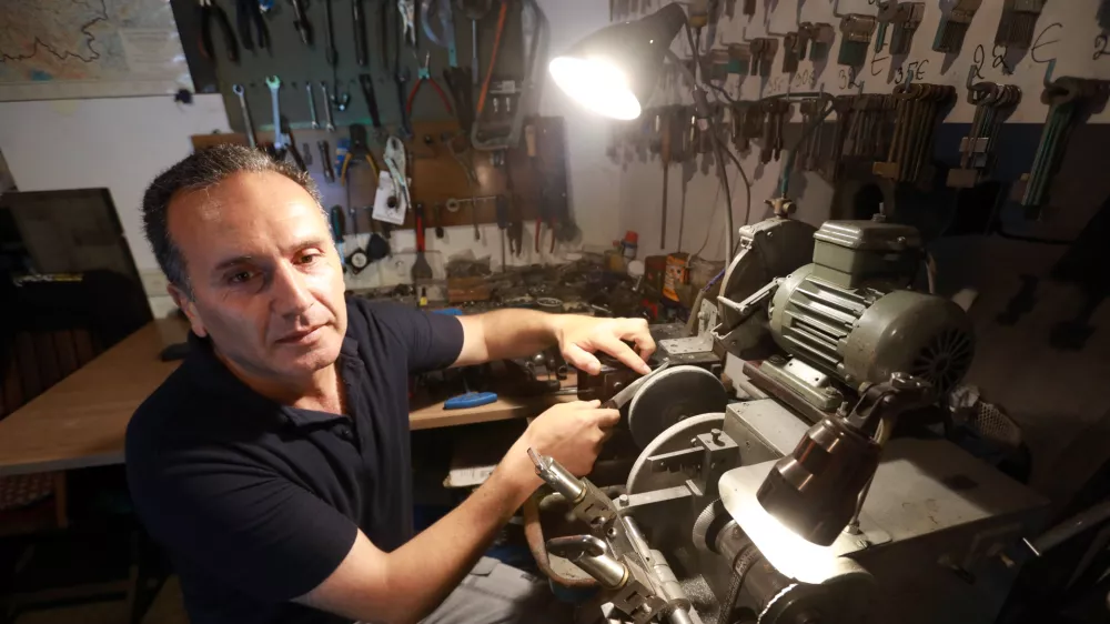 Armenec, ki popravlja kolesa in brusi nože: &raquo;V Ljubljani mi je zelo v&scaron;eč, mirna je&laquo;