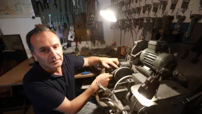 Armenec, ki popravlja kolesa in brusi nože