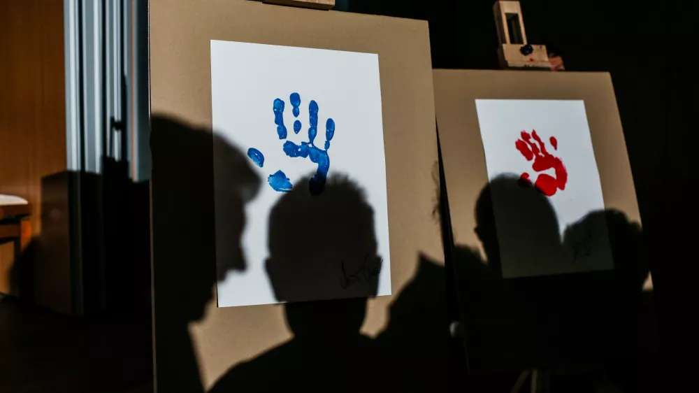 simbolična fotografija, &scaron;olstvo, otroci, risba, odtis roke predsednika vlade in ministrice za &scaron;olstvo, sence- 28.03.2017 - O&Scaron; Brezovica pri Ljubljani - projekt SKUPAJ SMO VEČJI - otroci in &scaron;olarji ustvarjali risbe in slike z namenom sestaviti največjo sestavljeno risbo na svetu za guinnessovo knjigo rekordov.    //FOTO: Bojan Velikonja / Foto: Bojan Velikonja