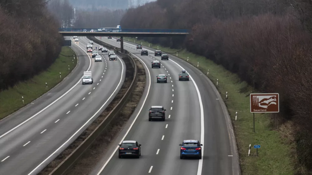 Avtocesta A45, kjer so ob cesti na&scaron;li avto. / Foto: Istock