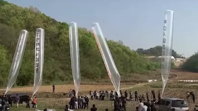 Severnokorejci spu&scaron;čajo balone s smetmi v zrak, da bi odleteli proti jugu. Foto: Zajem zaslona