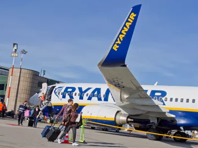 Nizkocenovni letalski prevoznik Ryanair je napovedal, da bo za 20 odstotkov povečal količino brezplačne ročne prtljage. Foto: iStock