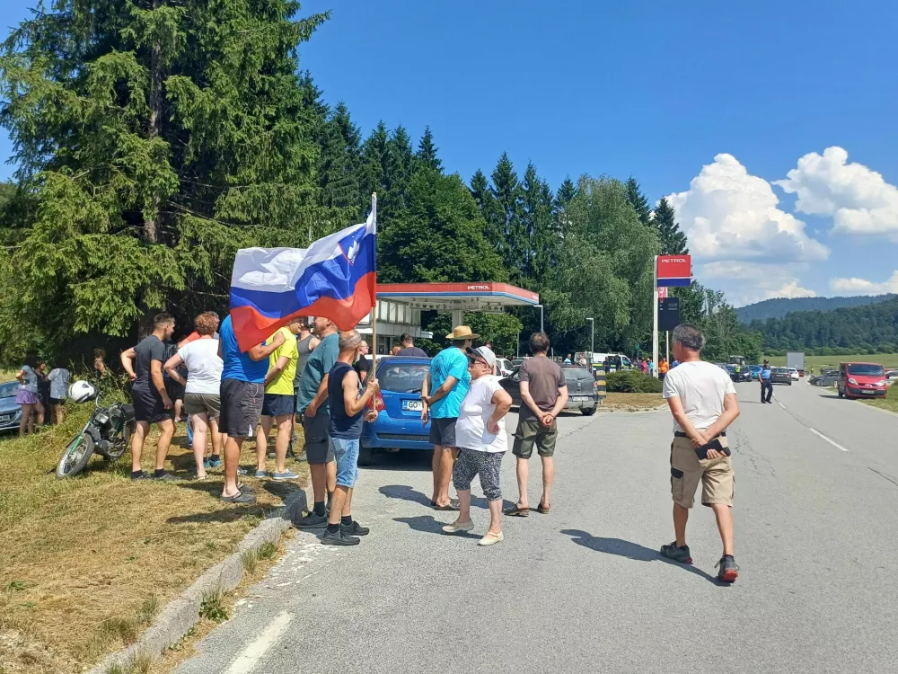 Petrol, zaprtje bencinskega servisa, protest krajanov, Črni vrh nad Idrijo. Foto: Nata&scaron;a Bucik Ozebek