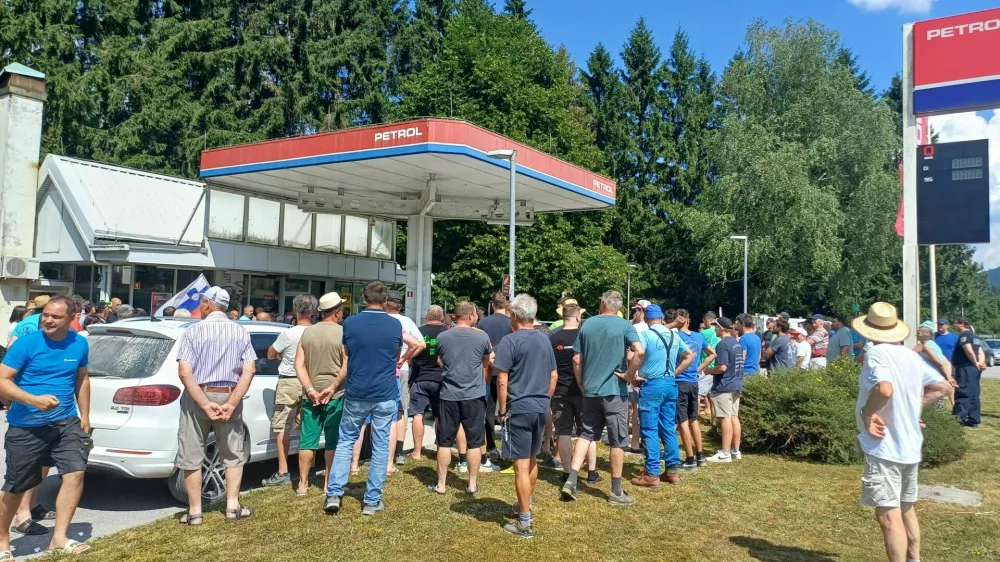 Petrol, zaprtje bencinskega servisa, protest krajanov, Črni vrh nad Idrijo. Foto: Nata&scaron;a Bucik Ozebek
