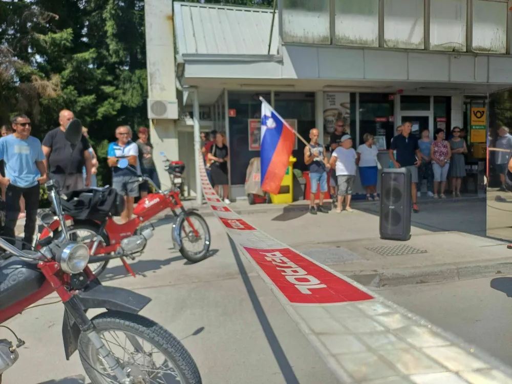 Petrol, zaprtje bencinskega servisa, protest krajanov, Črni vrh nad Idrijo. Foto: Nata&scaron;a Bucik Ozebek